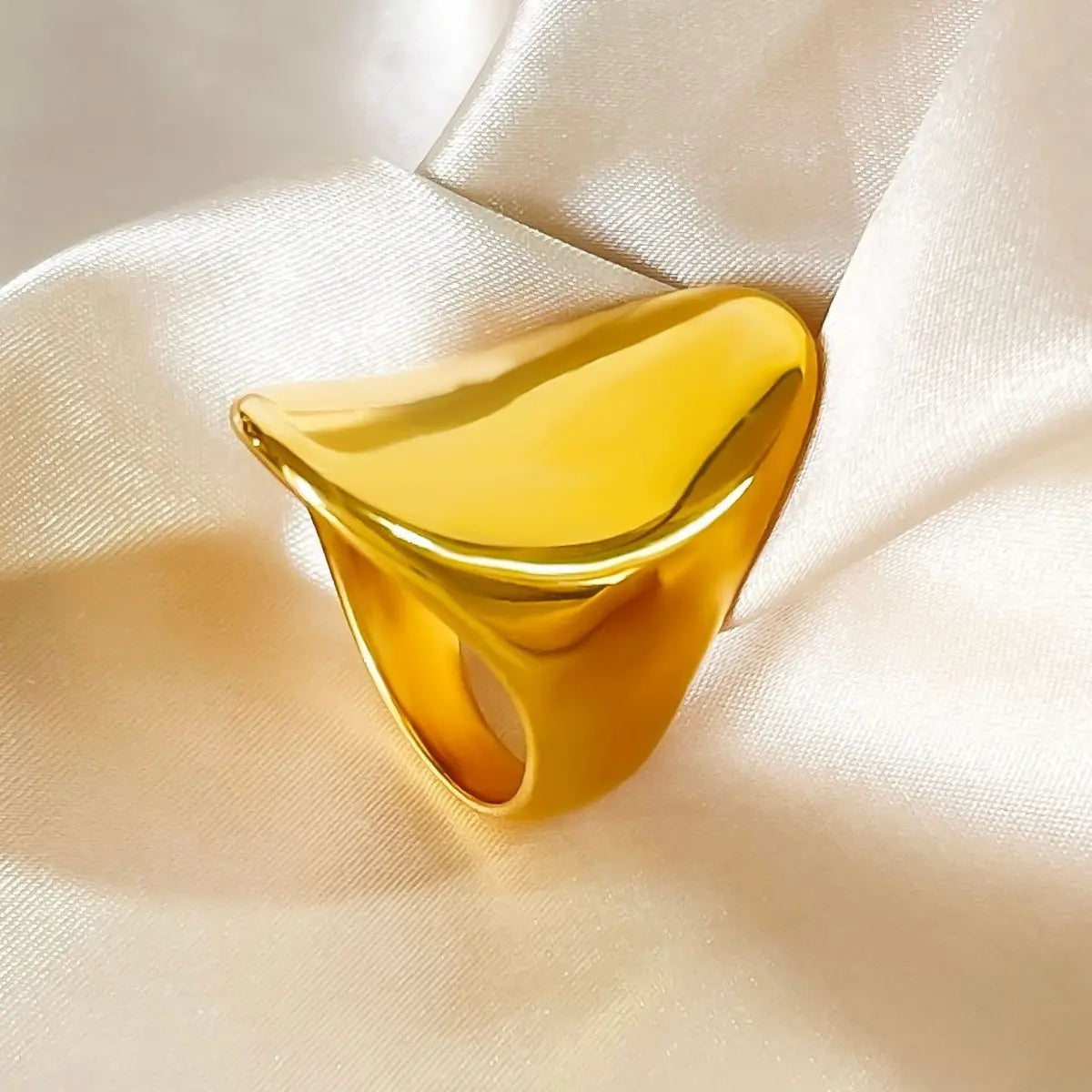 Vintage Glossy Oval Ring